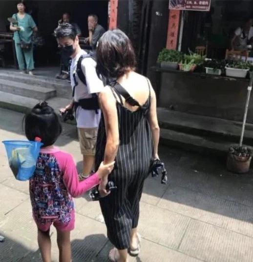 凤凰娱乐|蔡少芬带儿女回重庆婆家，逛街打扮朴素无人识