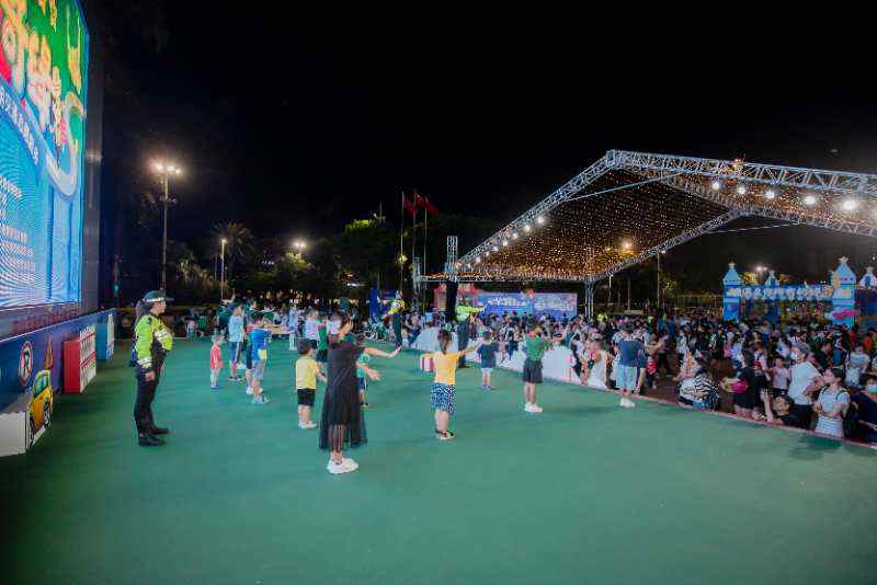 人民日报客户端广东频道|三千组彩灯点亮文明交通夜