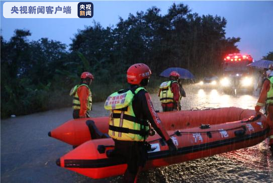 央视新闻客户端|广西河池市德胜镇暴雨致严重内涝 消防用橡皮艇紧急救援被困者