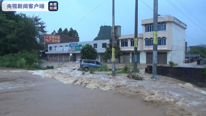 央视新闻客户端|广西河池市德胜镇暴雨致严重内涝 消防用橡皮艇紧急救援被困者