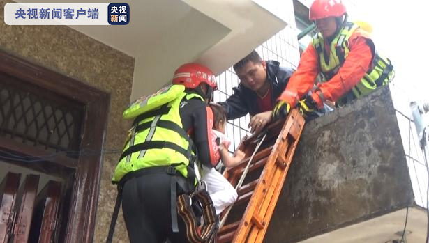 央视新闻客户端|广西河池市德胜镇暴雨致严重内涝 消防用橡皮艇紧急救援被困者