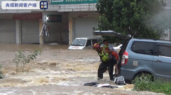 央视新闻客户端|广西河池市德胜镇暴雨致严重内涝 消防用橡皮艇紧急救援被困者