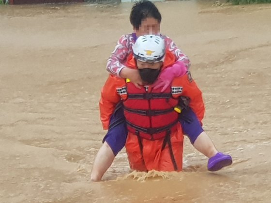 海外网|台风“海神”在韩国南部登陆 一核电机组突然停