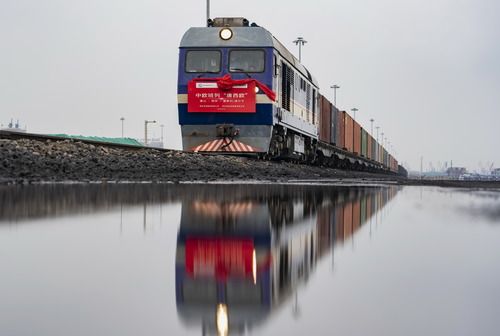 新华社|世界需要“钢铁驼队”而非“铁幕”