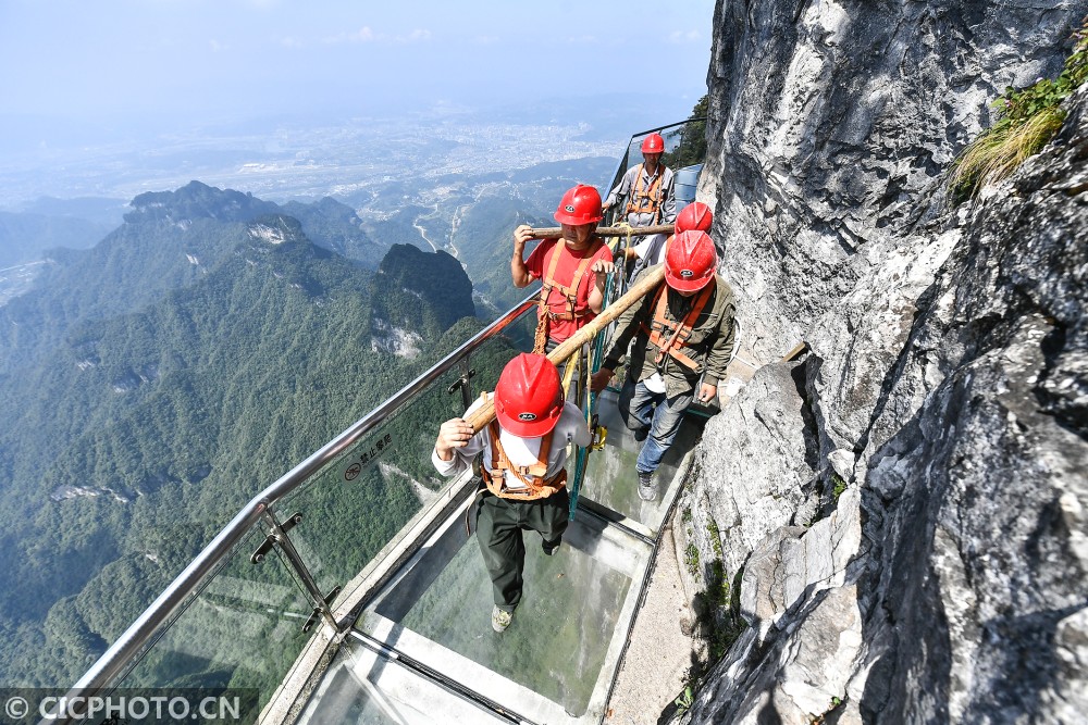 湖南张家界 天门山玻璃栈道进行玻璃更换作业