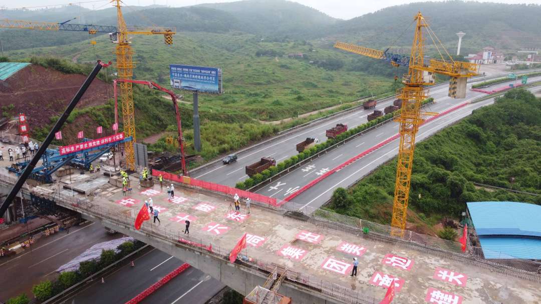 该桥上跨运营中的g7511钦东高速公路,交通繁忙,车辆速度快,车流量密集