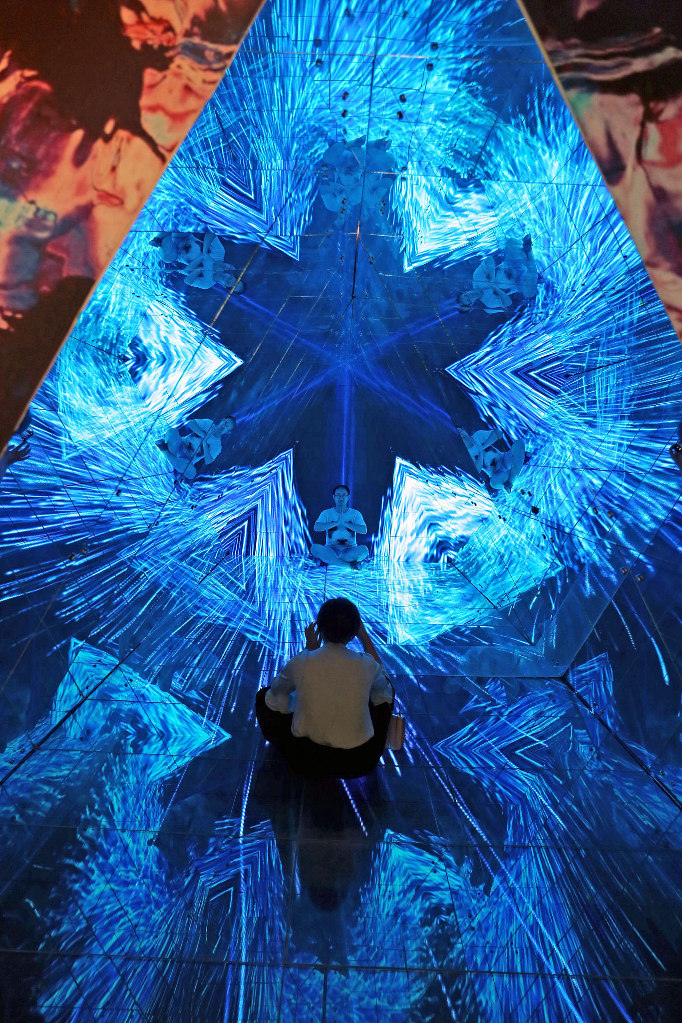 南京路的网红打卡地独角兽星空艺术馆升级了浪漫神奇的镜像视效空间