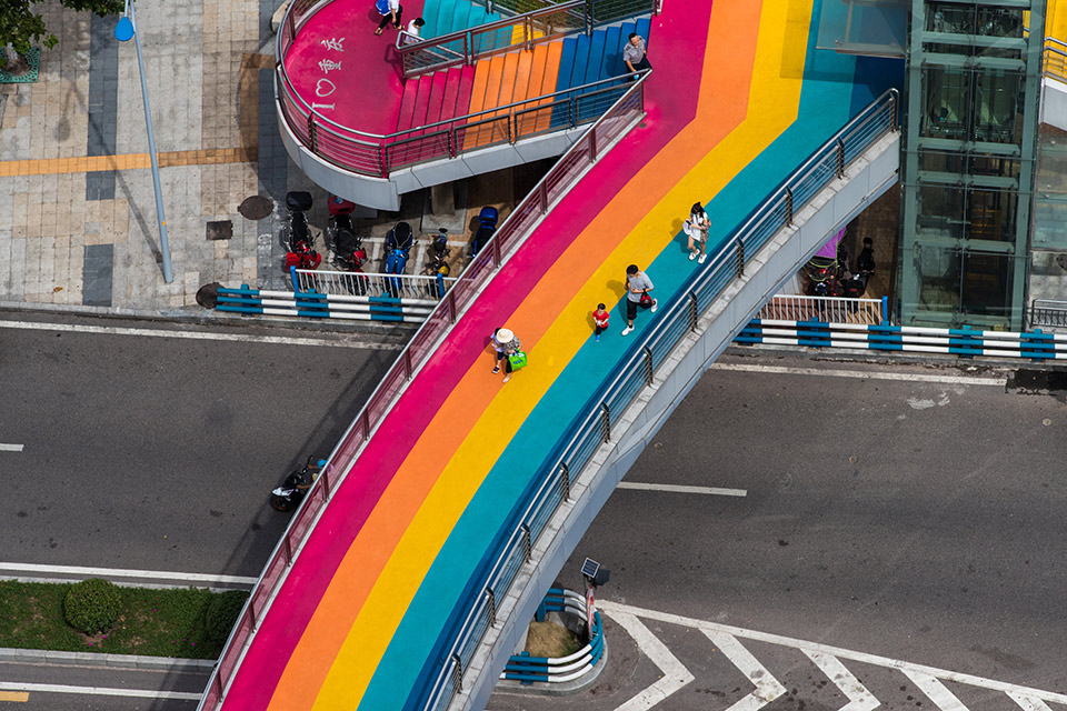 重庆现网红彩虹天桥 成为城市一道新风景线