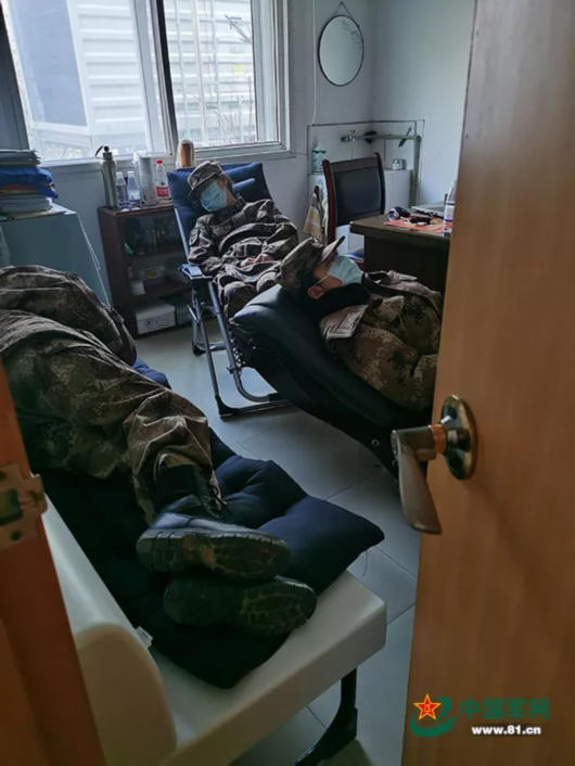 中国军网|回眸丨3个月，20张图，记录白衣战士“战疫”温暖瞬间