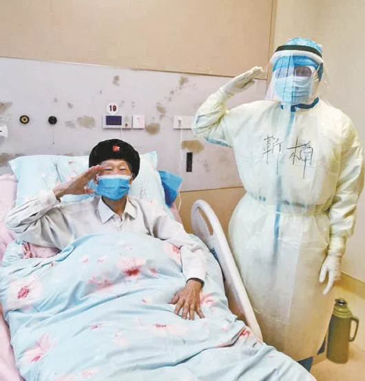 中国军网|回眸丨3个月，20张图，记录白衣战士“战疫”温暖瞬间