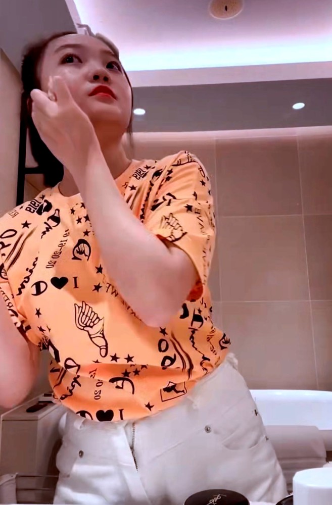 林妙可至今仍让60岁妈妈为她打扮,小肚腩致拉链拉不上