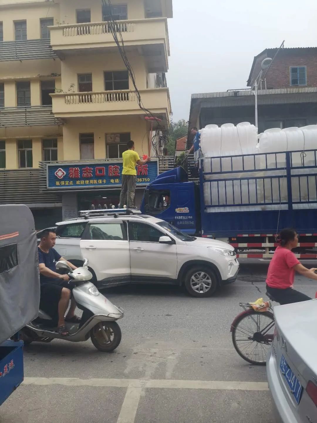 新华社|他把车停路中央，在车顶站两小时，却让所有人心怀感激……