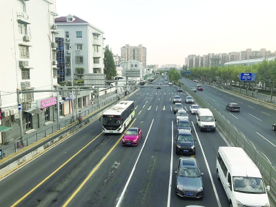 周到|龙华街道狮城花苑斑马线少过街困难 附近居民多逆行