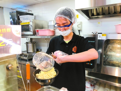 上观|“早餐工程”助推便利店“跨界” 现场制售煎饼果子