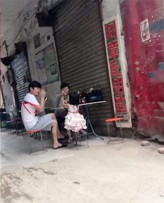 王大治被曝与妻女街头吃饭,脚踩拖鞋翘二郎腿,被拍后赶忙挡脸
