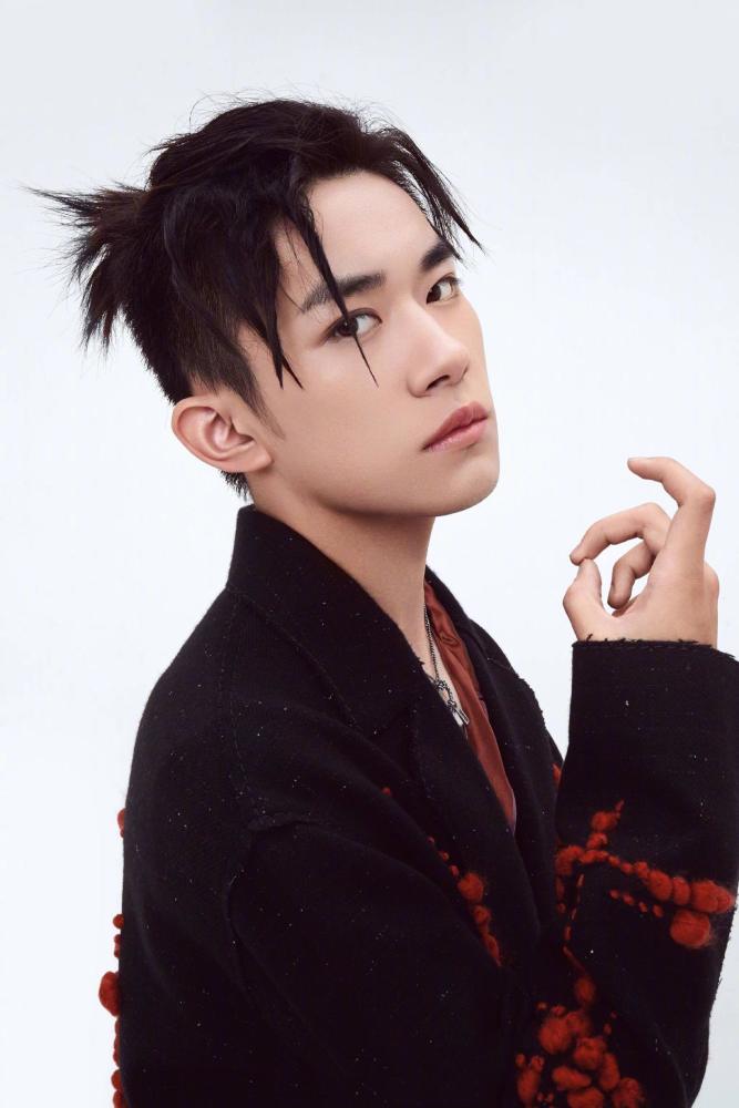 易烊千玺官网图翻车 痘坑抬头纹暴露皮肤状态