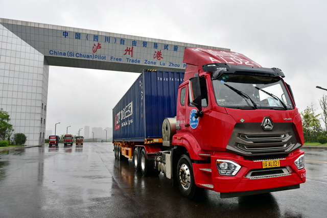 9月17日上午,货车司机邹洪彬驾驶的重卡驶出中国(四川)自由贸易试验区