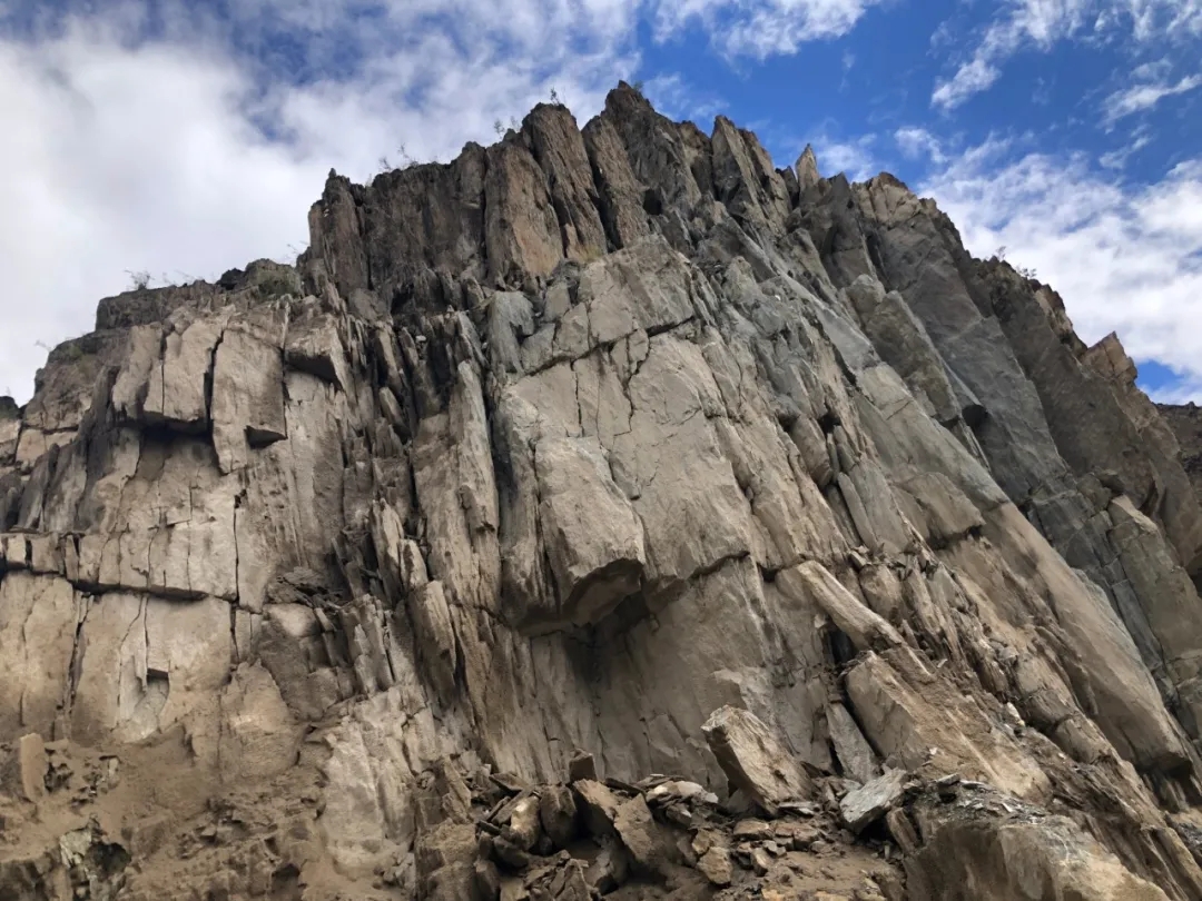 特殊的片状岩石结构,石块之间的巨大裂隙让山体看起来摇摇欲坠