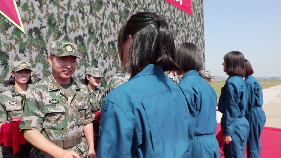 陸軍航空兵學院首批女飛行學員完成單飛訓練