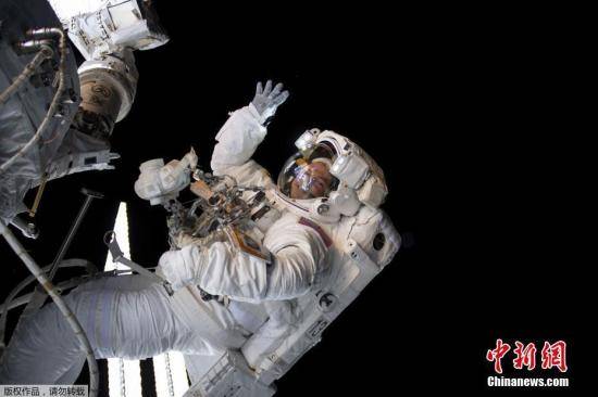 资料图：2019年8月27日，美国宇航局于8月27日发布的这张照片显示，美国东部21日美国宇航员Andrew Morgan在国际空间站外进行了6小时32分钟的太空行走，安装ida3对接口。