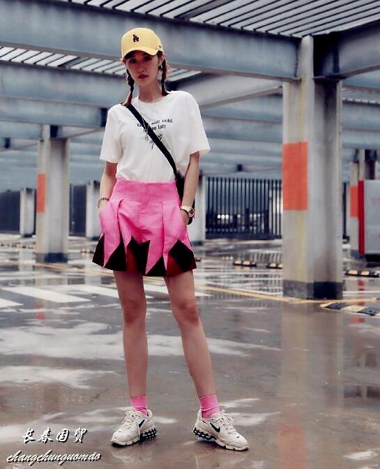 凤凰娱乐|巩汉林29岁儿媳近照曝光：清纯靓丽 大秀好身材