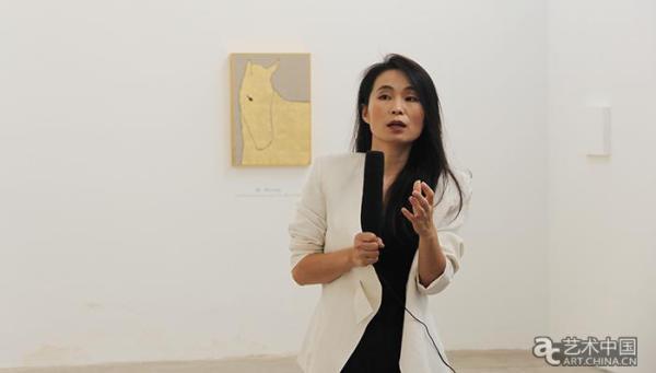 艺术家黄丹在作品《嗣 blessing》前"走向抽象"展厅二楼,当黄丹站在