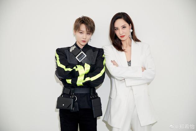 郑希怡与刘雨昕合照追星成功!网友大呼帅爆