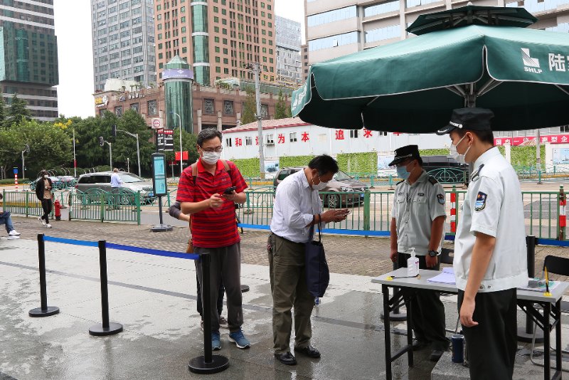2020年9月23日，全国恢复办理赴澳门旅游签注首日，不少上海市民按预约前往市出入境管理局办证大厅。本文图均为上海市公安局供图