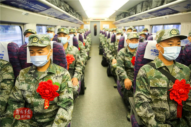 列车缓缓驶入站台,第80集团军"先锋劲旅"迎来了2020年度首批入伍新兵