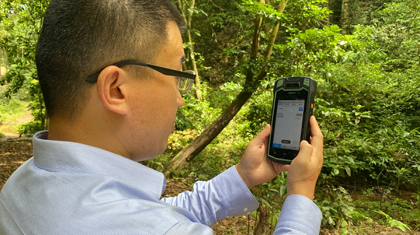 技术人员在西双版纳原始森林测试北斗短报文通信能力.png