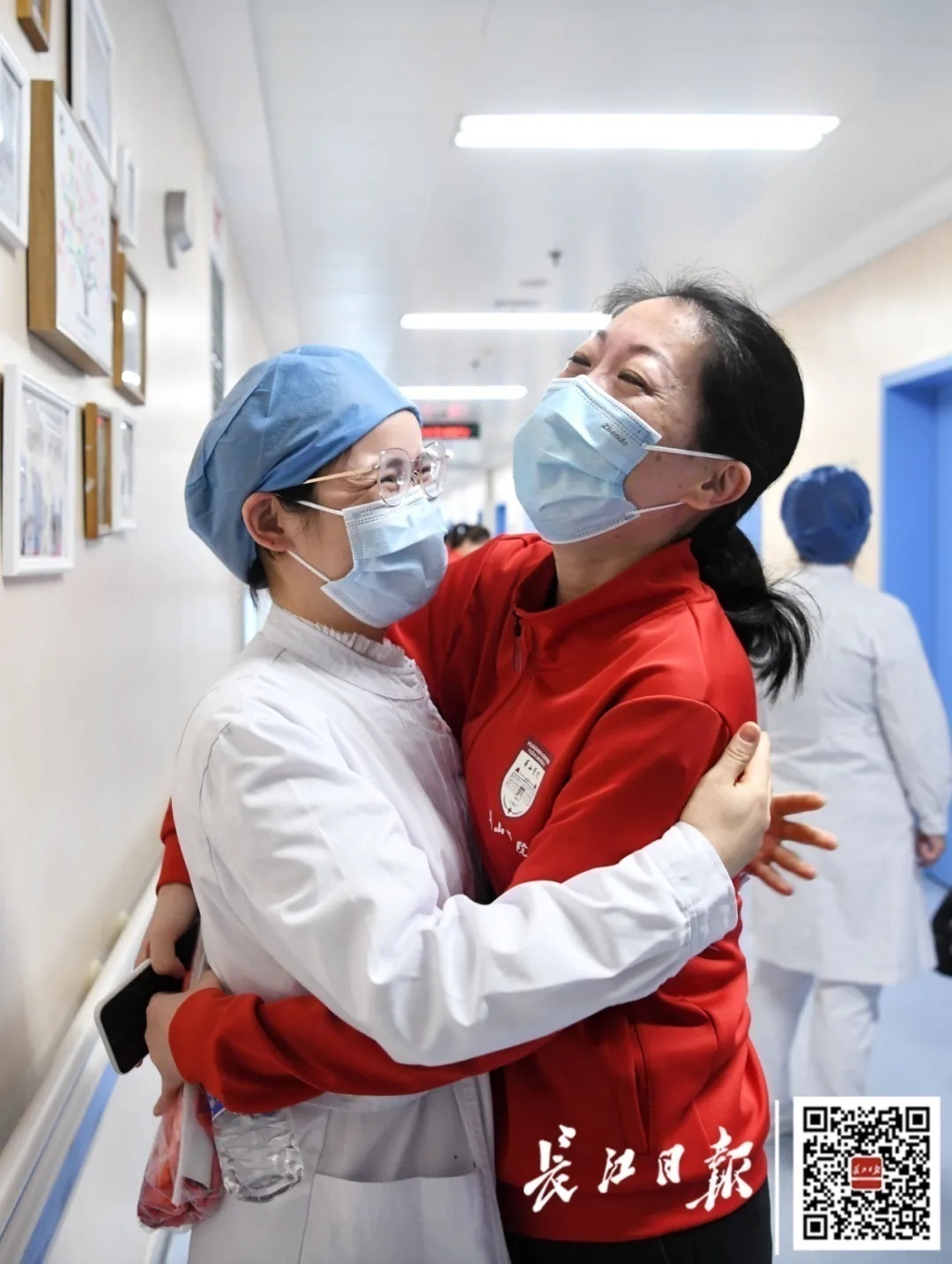 武汉晚报微信公号|一个眼神认出彼此，抗疫“战友”紧紧相拥！