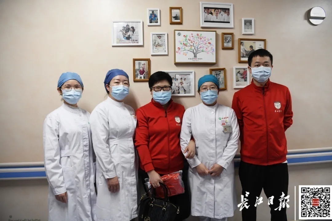 武汉晚报微信公号|一个眼神认出彼此，抗疫“战友”紧紧相拥！