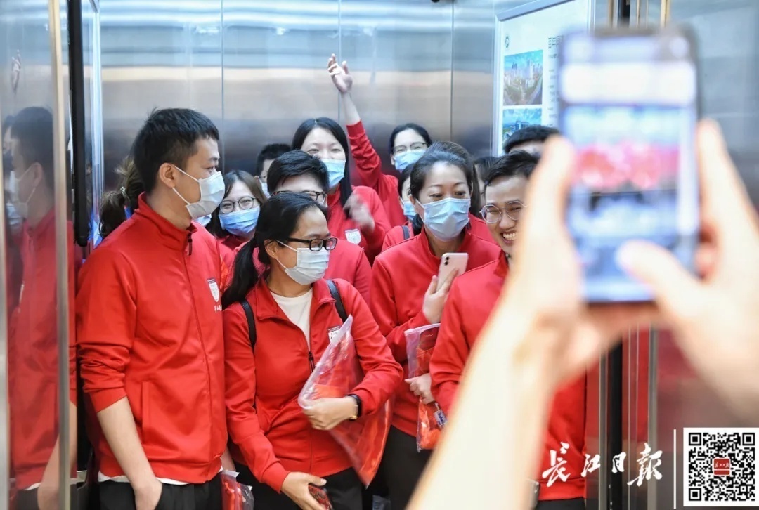 武汉晚报微信公号|一个眼神认出彼此，抗疫“战友”紧紧相拥！