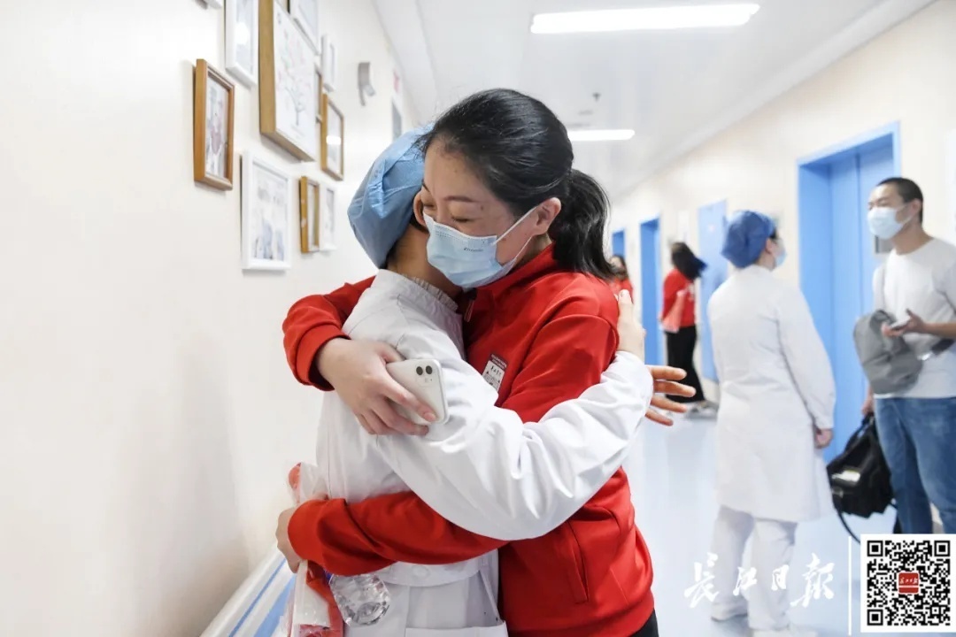 武汉晚报微信公号|一个眼神认出彼此，抗疫“战友”紧紧相拥！