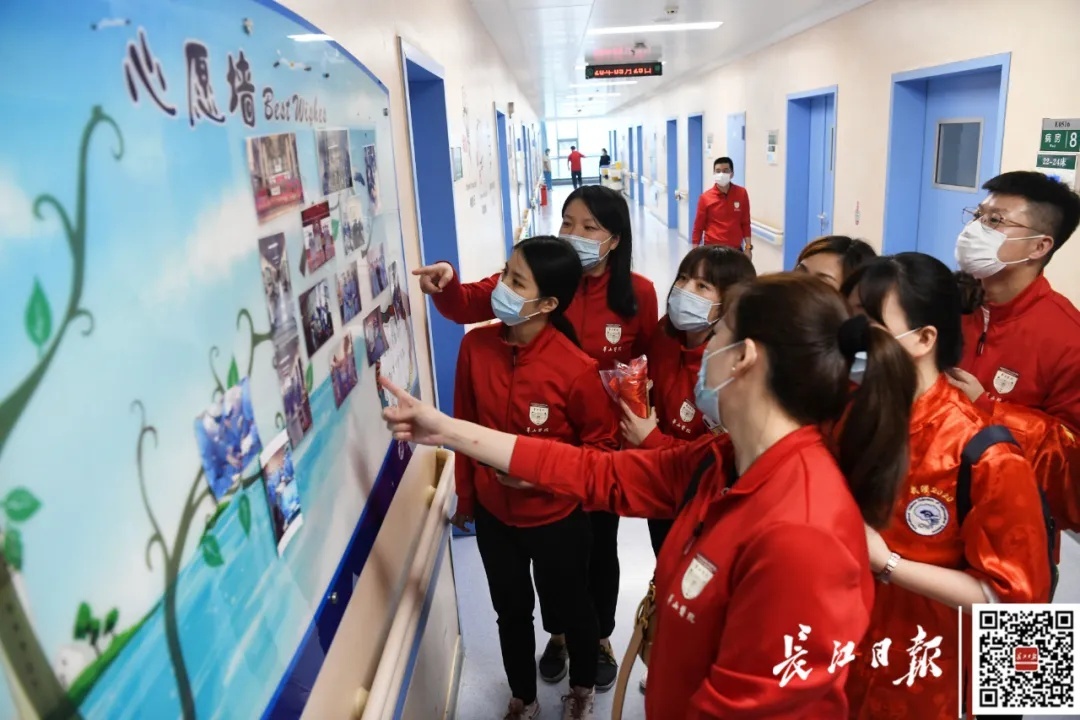 武汉晚报微信公号|一个眼神认出彼此，抗疫“战友”紧紧相拥！