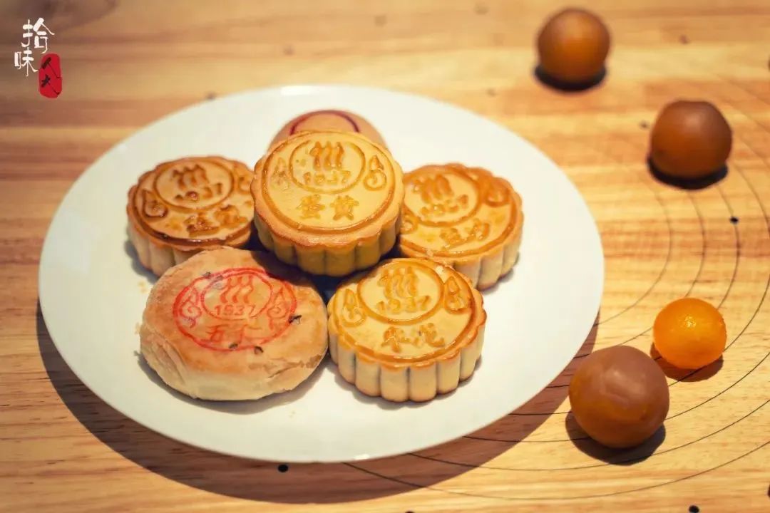 澎湃新闻|最具创意高校月饼刷屏，学生：吃了不挂科？