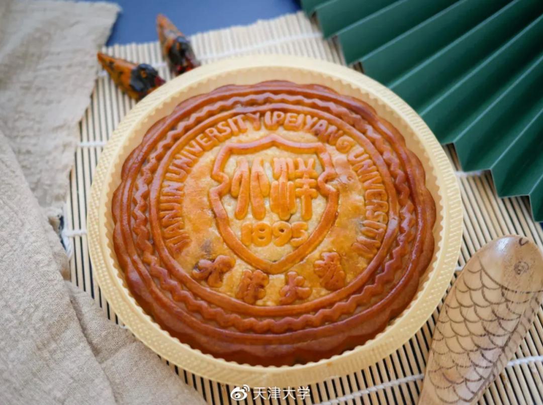 澎湃新闻|最具创意高校月饼刷屏，学生：吃了不挂科？