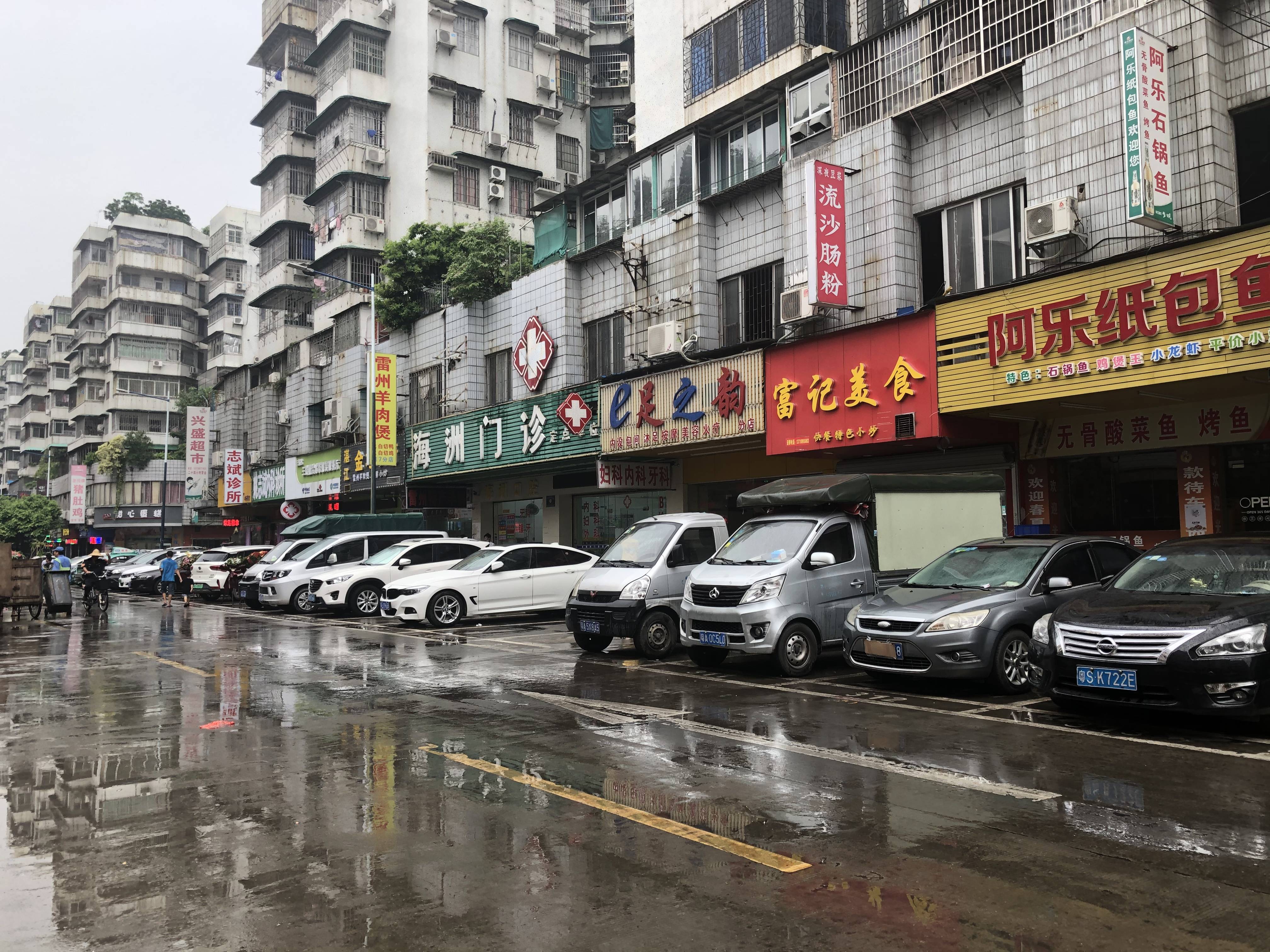 事發路段劃有停車位，一般都停有很多車。澎湃新聞記者 陳緒厚 圖