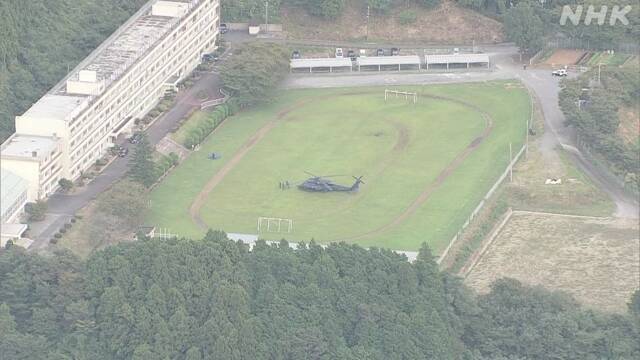 迫降在学校操场的黑鹰直升机