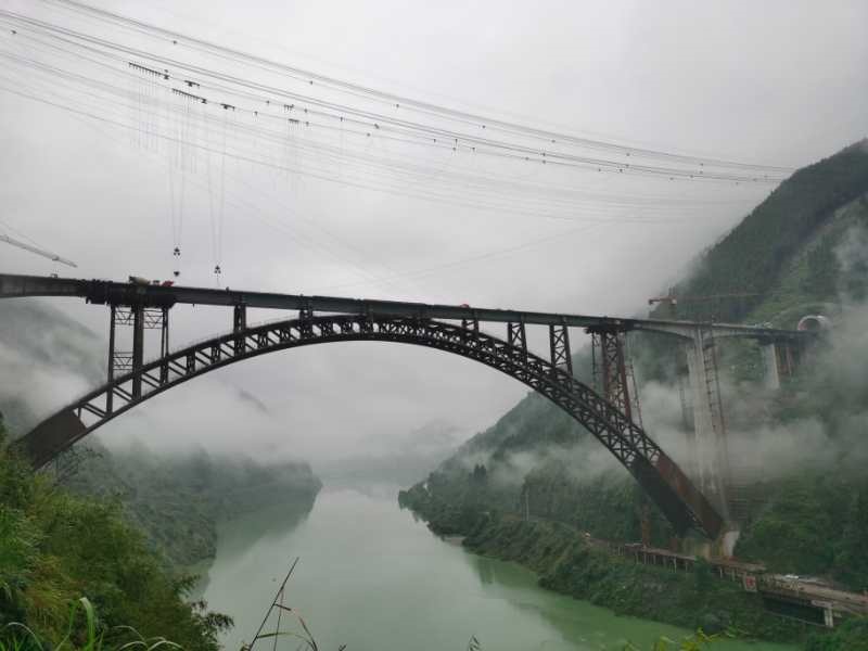 人民日报客户端湖南频道|世界最大跨度不对称拱桥张吉怀铁路酉水大桥全桥合龙