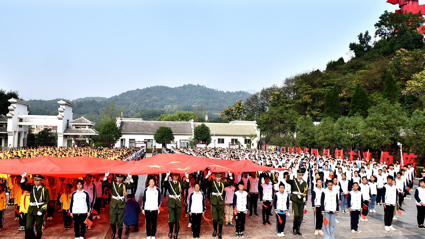 人民日报客户端河南频道|新县中小学开展“我是国旗护旗手”活动