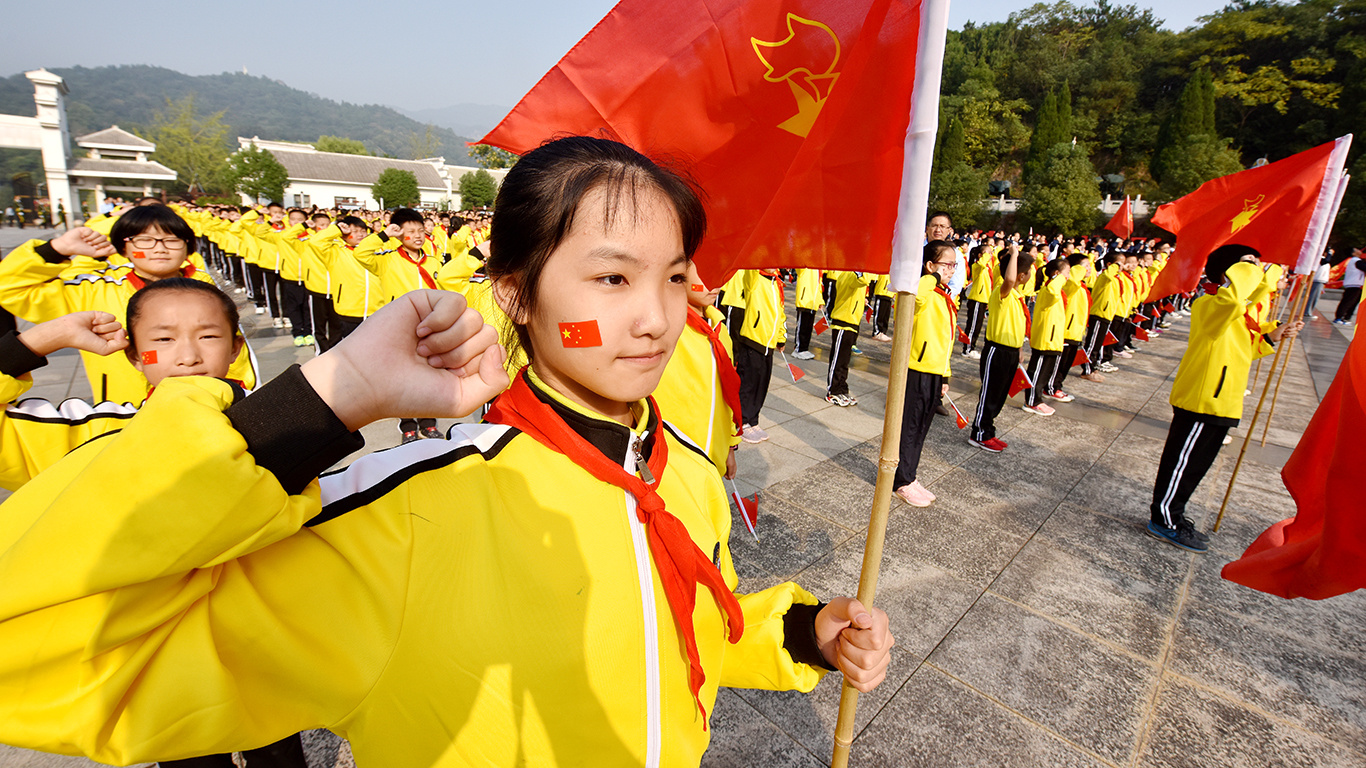 人民日报客户端河南频道|新县中小学开展“我是国旗护旗手”活动