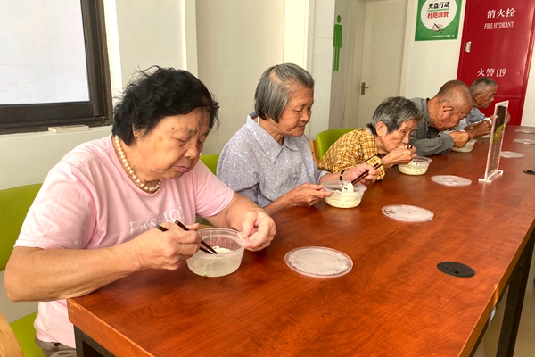 一碗“國慶面”吃出幸福味 奉賢奉浦街道喜