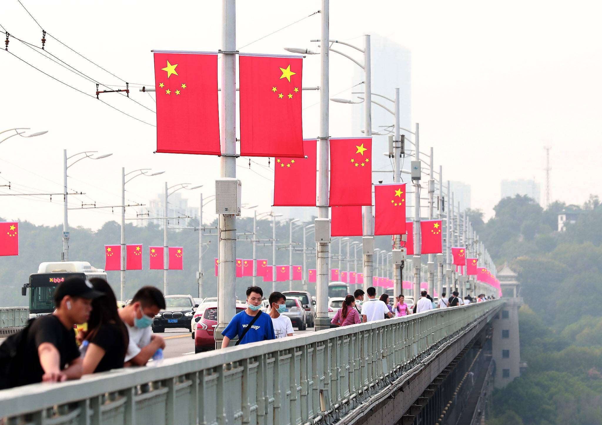 2020年9月27日，武汉长江大桥上挂满国旗