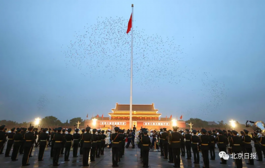 中国网|全视频来了！国庆天安门升旗仪式，数万人欢呼同一句话