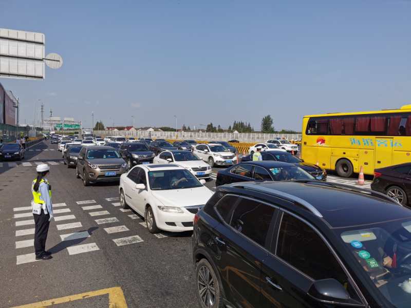 开车不行坐船也难 g40长江隧道持续拥堵超28小时