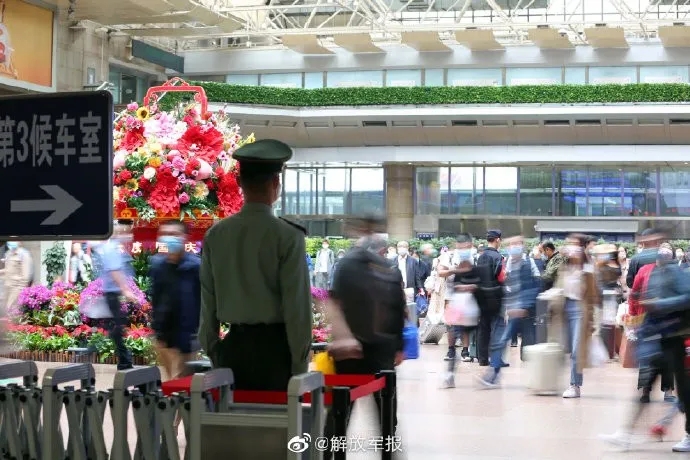 解放军报微信公号|人山人海里，他们是别样的风景