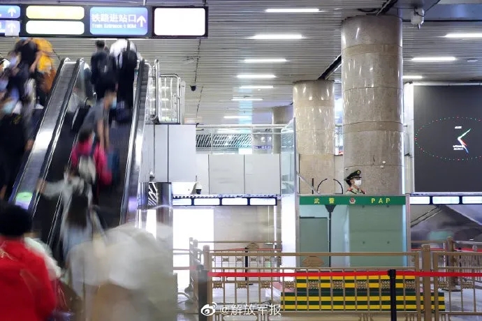 解放军报微信公号|人山人海里，他们是别样的风景