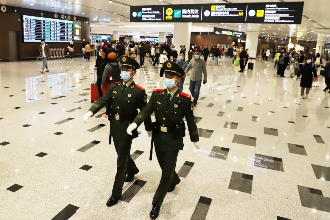 解放军报微信公号|人山人海里，他们是别样的风景