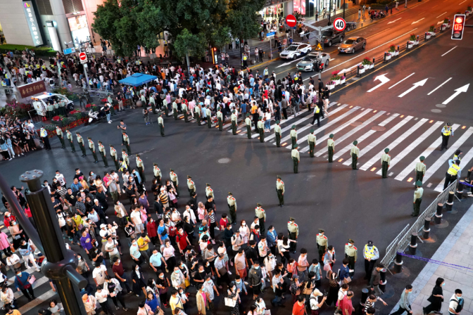 解放军报微信公号|人山人海里，他们是别样的风景
